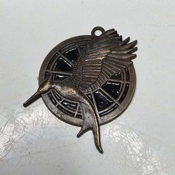 Lionsgate Entertainment 2013 Mocking Jay Pendant (no chain) and Brooch Pin Set - Picture 2 of 5